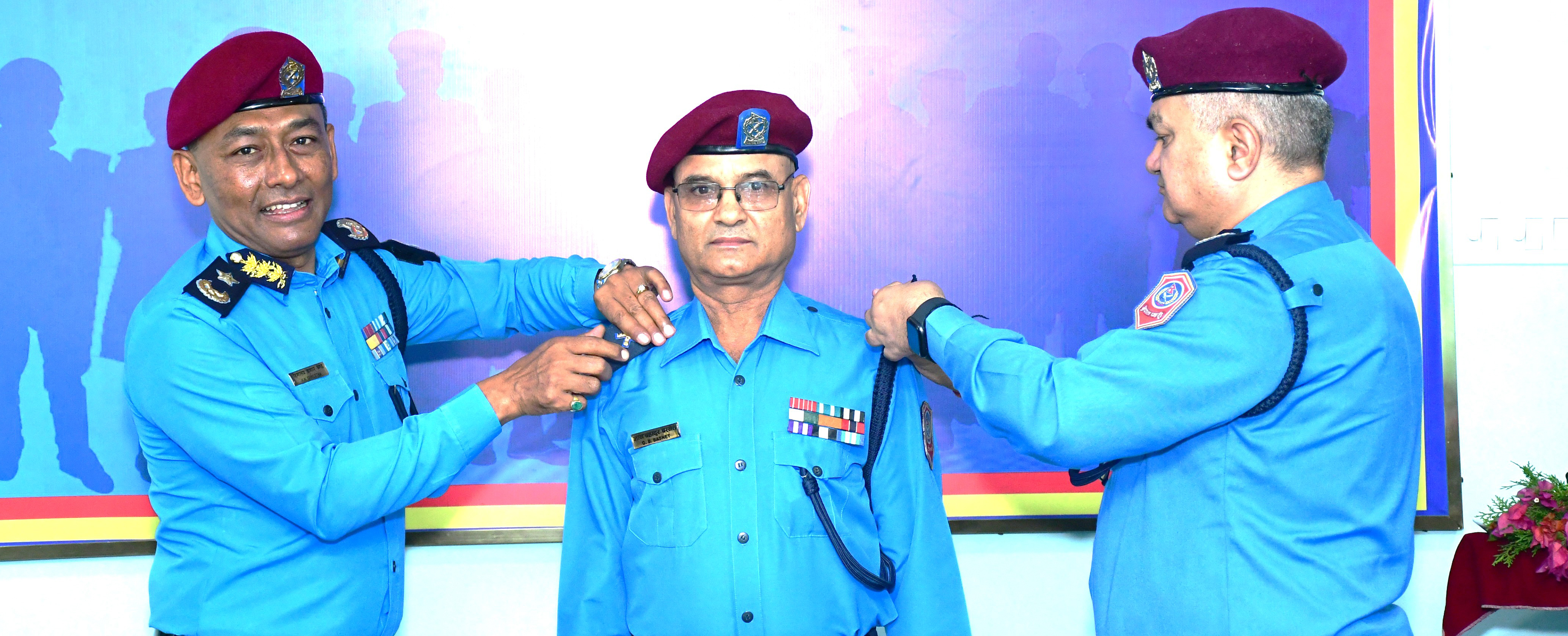 पदोन्‍नति हुनभएका प्रहरी निरीक्षकज्यूलाई दर्ज्यानी चिन्हले सुशोभन गर्नुहुँदै श्रद्धेय श्रीमान् प्र.अ.म.नि. हिमालय कुमार श्रेष्ठज्यू । (मिति २०८३।०६।१२ गते)