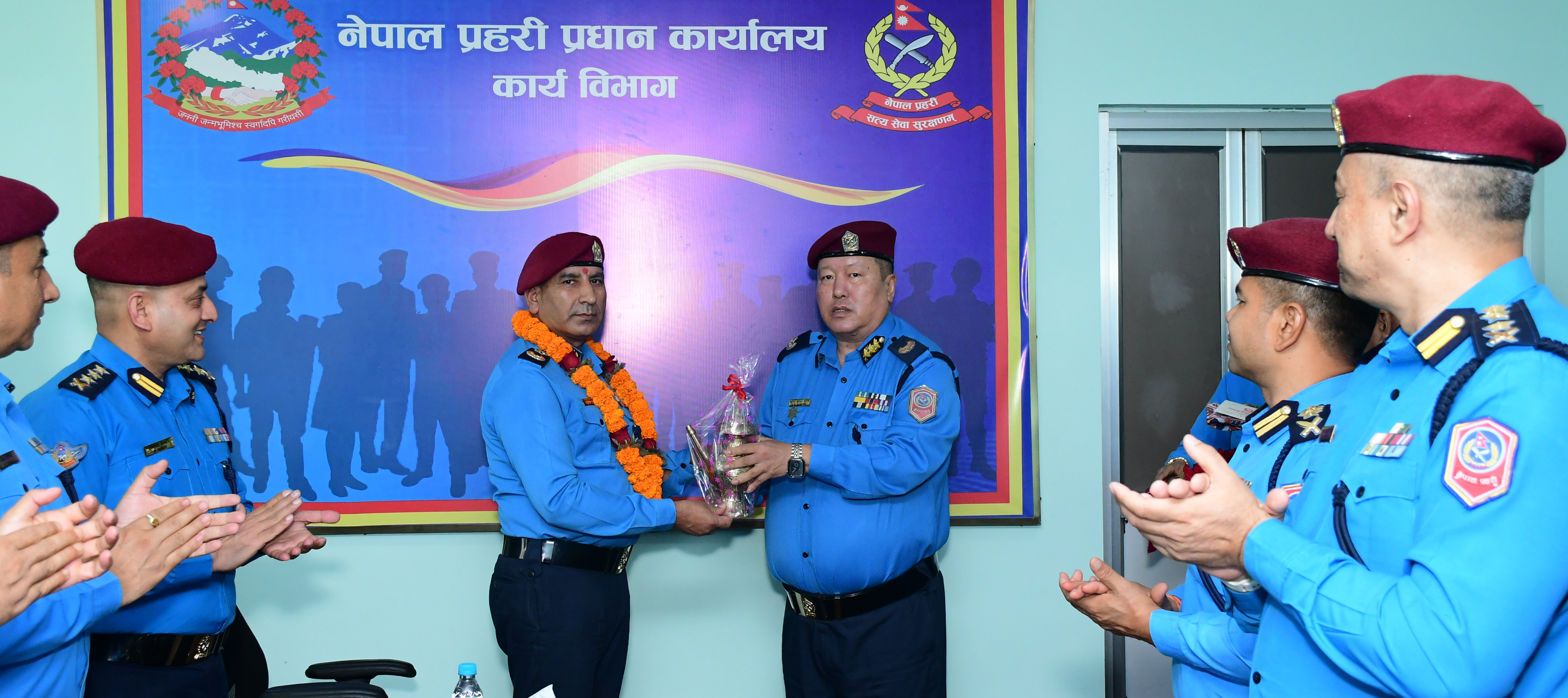 बिदाइ तथा फेरि भेटौँला कार्यक्रममा प्र.अ.म.नि. उमा प्रसाद चतुर्बेदीज्यूलाई मायाको चिनो प्रदान गर्दै प्र.ना.म.नि. सुरेन्द्र बहादुर गुरूङ (२०८३।०३।१९ गते) ।